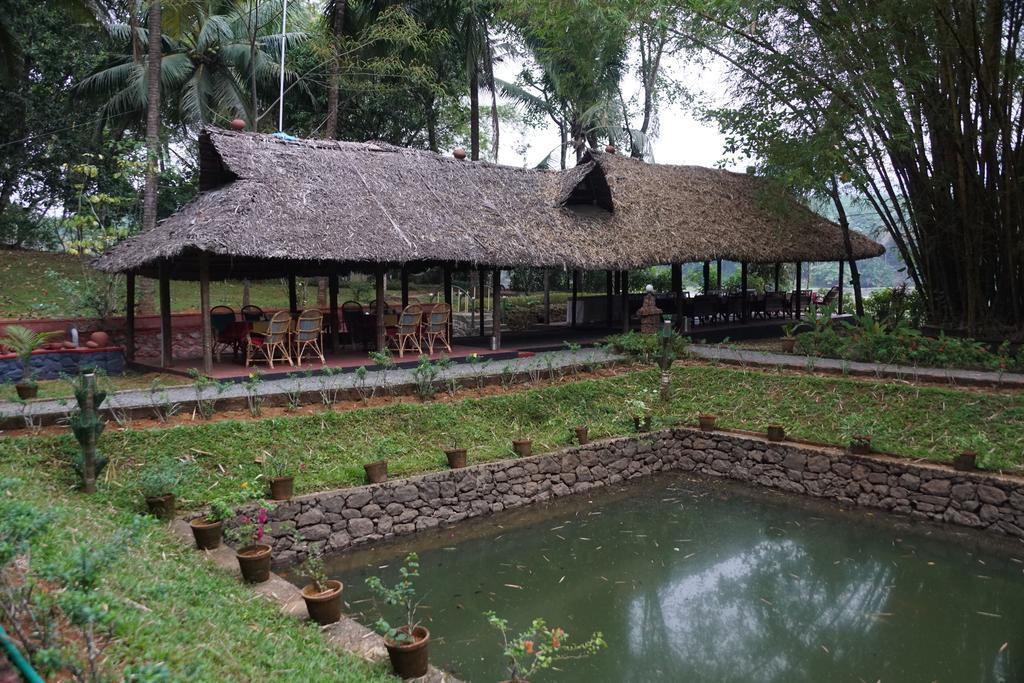 Soma Birds Lagoon Hotel Kotamangalam Exterior foto